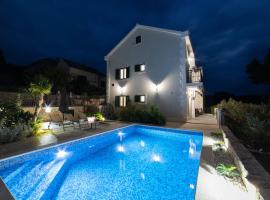 Villa Sun Garden - 4 star villa with heated swimming pool, quiet bay, BBQ, 50m from the sea, villa in Milna