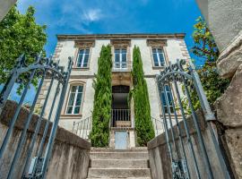 Elegant holiday home near the Canal du Midi, מלון זול בOupia