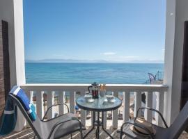 Galini Beach Studios and Penthouse, hotel v destinaci Mesongi