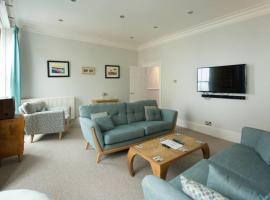 Seaside Retreat in North Bay - with parking, hotel in Scarborough