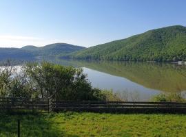 Entire Chalet, Amazing Panoramic View of Calinesti Oas Lake, căsuță din Călineşti-Oaş