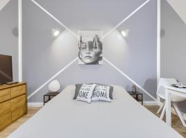 Niron Apartament Dom z Papieru Tokio, hotel em Pila