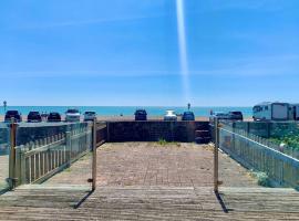 Seaview Beach house stones throws from the sea By Air Premier, hotel in Seaford