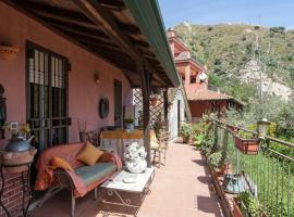 Carly & Dane Vacation House, homestay in Taormina