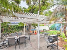 Costa Mesa Family Home Near Beaches and Disney!, hotel in Costa Mesa