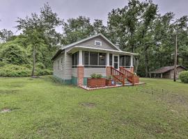 Renovated Home with Screened-In Patio on Hwy 90!, semesterhus i Quincy