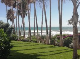 Espectacular apartamento, urbanización primera linea de playa, hotel in Sitio de Calahonda