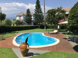 Villa con piscina esclusiva vista Etna, hotel em Mascali