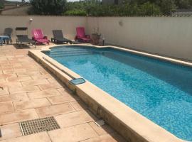 Villa Mamamia T4 avec piscine proche commerce au pied des Cévennes, cheap hotel in Laroque