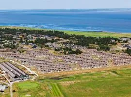 8 person holiday home on a holiday park in Rømø、Sønderbyのコテージ