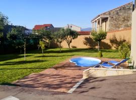 Casa O Rueiro, hotel with parking in Esteiro