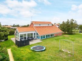 12 person holiday home in Glesborg, παραθεριστική κατοικία σε Fjellerup Strand