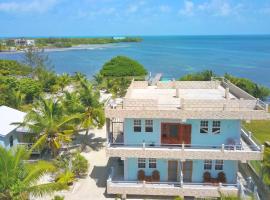 Hidden Treasure Vacation Home Bay Blue Suite 2, būstas prie paplūdimio Belize