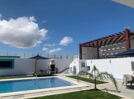 une superbe villa avec piscine à Dar allouche kélibia, вариант жилья у пляжа в городе Келибия