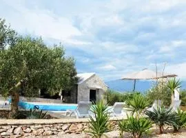 Holiday house in Pucišca with terrace, WiFi, washing machine (887-1)