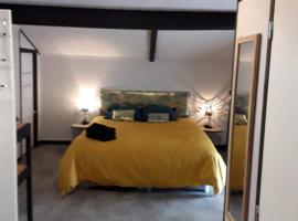 La chambre d'à côté, Hotel in Doulezon