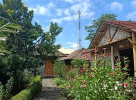 Pondok Bamboo Sendangsari, помешкання для відпустки у місті Вонособо