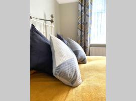 Spacious 2 Bed APT sleeps 4 near Bournemouth Beach, lacný hotel v Bournemouth