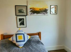 Home In Queen's Park, homestay di London