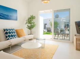 Luxurious Bungalow A2 in a quiet complex with pool 100m from the sea, hotel em Charco del Palo