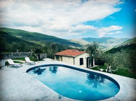 Casa vacanze gli ulivi, hotell med pool i Borgomaro