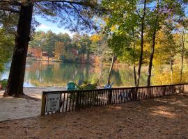 Clear Pond Getaway, hotel blizu aerodroma Plymouth Municipal - PYM, 