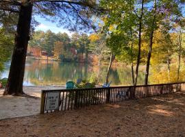 Clear Pond Getaway, beach hotel in Plymouth