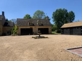 Stable Lodge at Bledington Mill, homestay in Bledington