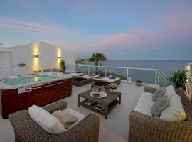 Casa Latino - Oceanfront - Luxury & Charming villa- Jacuzzi at Rooftop