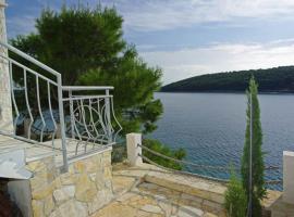 Beachfront Apartment in Tri Porte, with sea view, terrace, air conditioning, WiFi 5208-2, Hotel in Potirna