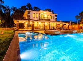 Kaya Köy'de Özel Havuzlu, 5 Yatak Odalı Lüks Villa Albera