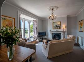 Grand 2 bed Georgian apartment at Florence House with king bed, in the heart of Herne Bay & 300m from beach، فندق في هيرن باي