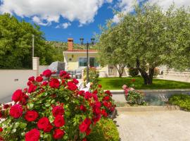 Holiday Home Maslina near Omis, Hotel in Tugare
