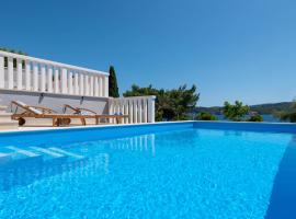 Holiday Villa Sasha, khách sạn ở Kučište