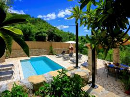 Villa Alba, hotel con piscina en Livade