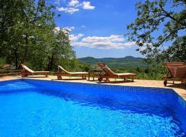 Villa Aurora, hotel con piscina en Livade