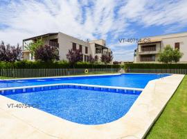 Apartamento en Residencial Aldea Golf Panorámica: San Jorge'de bir otoparklı otel