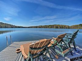 Lakeside Retreat Fire Pit, BBQ, and Paddleboat!, хотел с паркинг в Milford