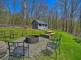 Cozy Hillside Retreat with BBQ, Fire Pit, and Trails!, lavprishotell i Milford