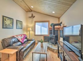 Cozy Sequim Condo Olympic Discovery Trail Access!, parkimisega hotell sihtkohas Sequim