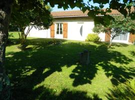 Maison de 3 chambres avec jardin clos et wifi a Le Verdon sur Mer, hotel in Le Verdon-sur-Mer