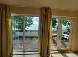 Namelis ant marių kranto