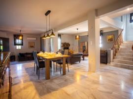 Τraditional fully detached villa on a luxurious hillock of Thessaloniki with its own garden also for family & wedding gatherings for 10 to 25 people only 15 minutes from airport, hotel v Soluni