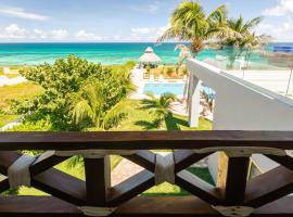 Casa Seven Ocean Front with Private C hef Included, villa i Isla Mujeres