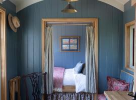 Hill House B & B & Luxury Shepherds Huts, hotell i Castle Combe