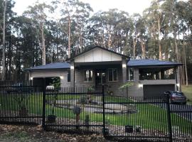 Self contained apartment a few mins from Puffing Billy in Clematis, apartamento em Clematis