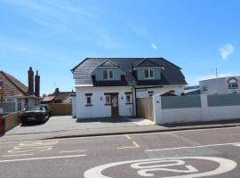 3 Bedroom Detached Beach House Poole, hotel in Poole