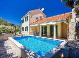 NEW! Villa SAN with heated pool, traditional surroundings, 3-bedrooms, feriebolig i Nerežišća