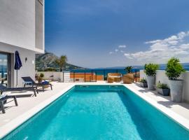 Brand new! Seaview villa Mila with 4 en-suite bedrooms, private pool, Finnish sauna, Treadmill, sandy beach 250m, cabana o cottage a Duće