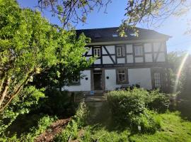 Traumhaftes Landhaus mit riesengrossen Garten, hotel in Friedland